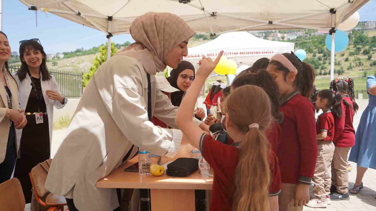 ŞIRNAK’TA DÜZENLENEN "SAĞLIKLI ÇOCUK, SAĞLIKLI GELECEK" PROGRAMINDA, ÖĞRENCİLERİ SAĞLIK, HİJYEN...