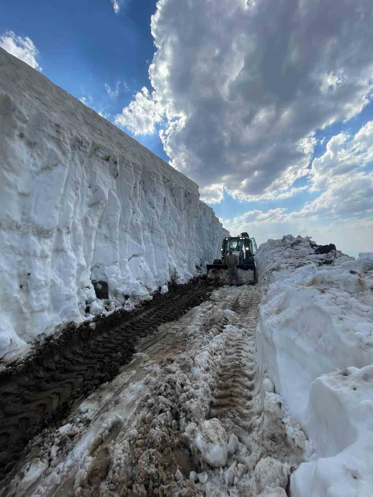 ŞIRNAK’TA KARLA MÜCADELE GÜNLERDİR DEVAM EDİYOR. YAZ AYLARINDA EKİPLER KARLI YOLLARI GÖÇERLER İÇİN...