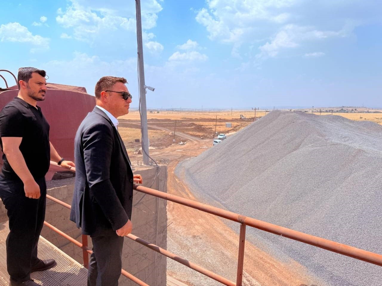 ŞIRNAK VALİ YARDIMCISI VE İL ÖZEL İDARESİ GENEL SEKRETERİ MURAT ÇİÇEK, İDİL İLÇESİNDEKİ AKSOY KÖYÜ...