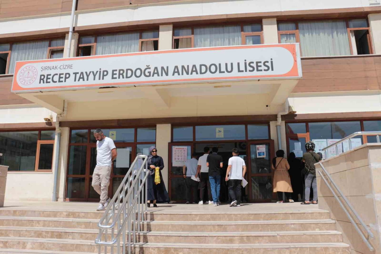 ŞIRNAK VE İLÇELERİNDE DE YKS HEYECANI SABAHIN ERKEN SAATLERİNDE BAŞLADI.
