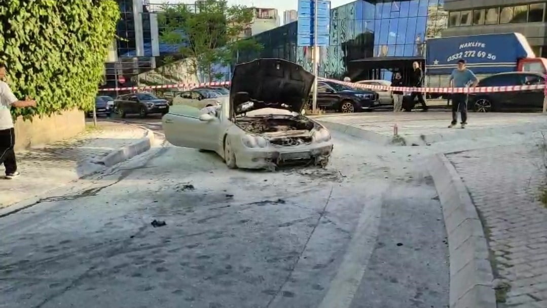 ŞİŞLİ’DE SEYİR HALİNDEKİ OTOMOBİL YANDI!  ARAÇ KULLANILAMAZ HALE GELDİ