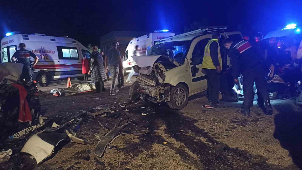 SİVAS'IN GÜRÜN İLÇESİ KONAKPINAR MEVKİSİNDE İKİ ARACIN KAFA KAFAYA ÇARPIŞTIĞI KAZADA, HACTAN DÖNEN...