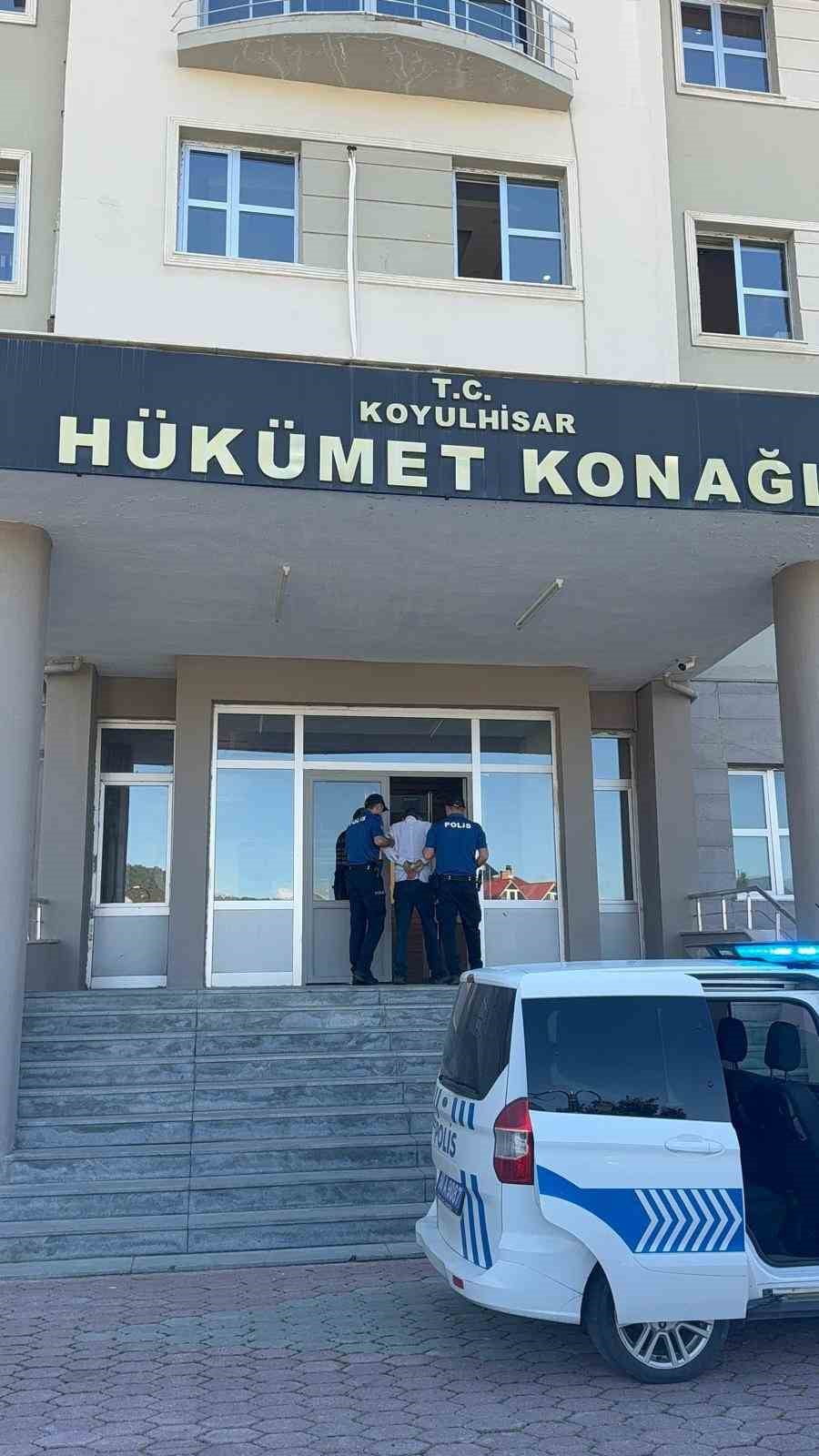 SİVAS'IN KOYULHİSAR İLÇESİNDE FARKLI SUÇLARLA ARANAN 3 ŞAHIS YAKALANDI.
