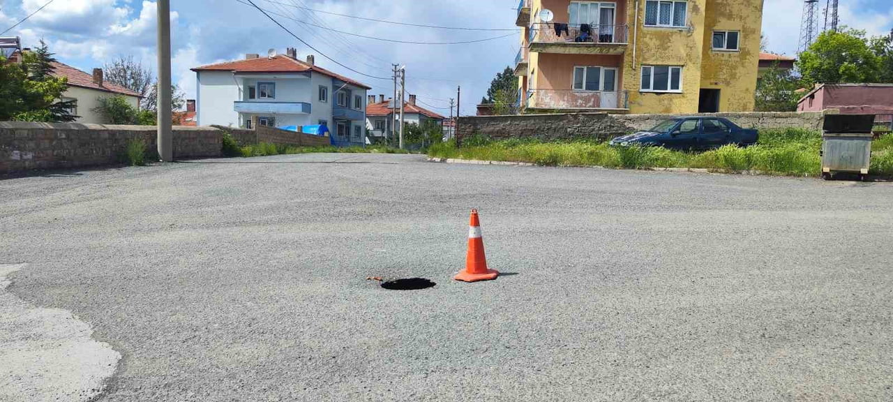 SİVAS'IN ŞARKIŞLA İLÇESİNDE YAŞAYAN VATANDAŞLAR, BOZUK YOLLAR İLE MÜCADELE EDİYOR.