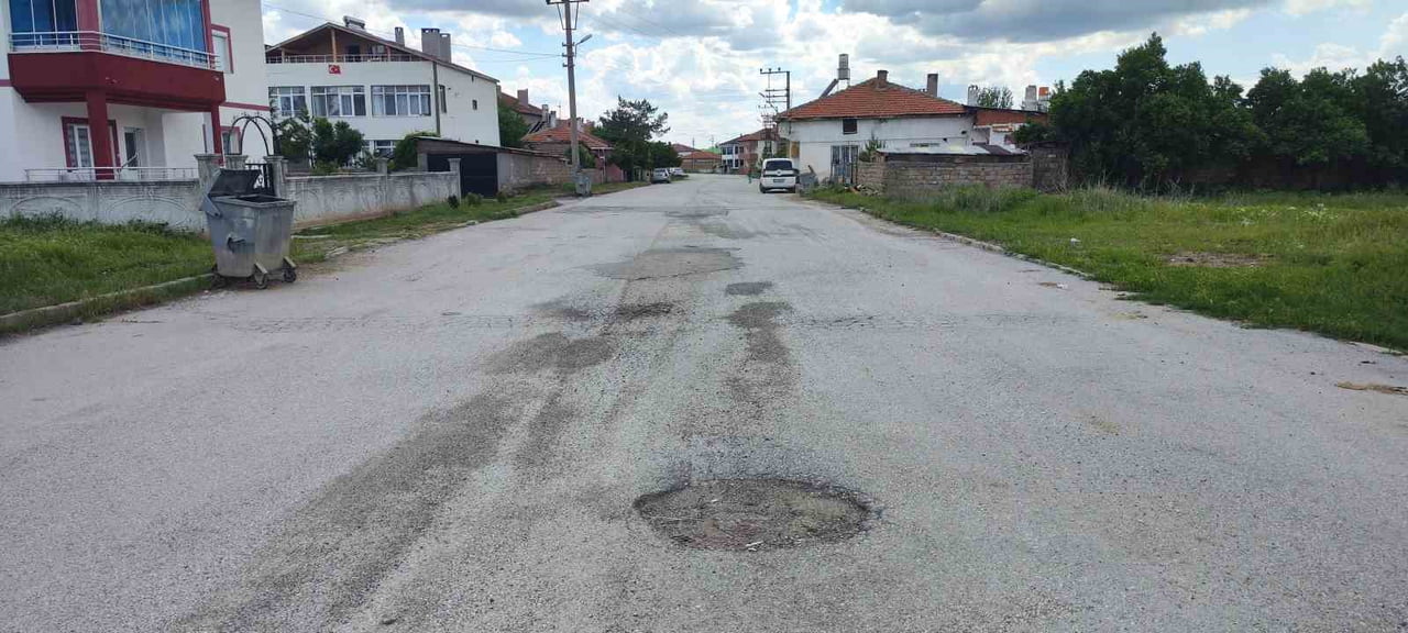 SİVAS'IN ŞARKIŞLA İLÇESİNDE YAŞAYAN VATANDAŞLAR, BOZUK YOLLAR İLE MÜCADELE EDİYOR.