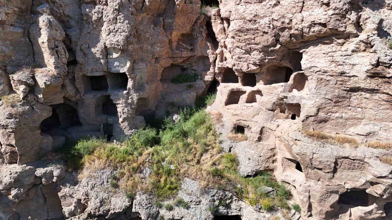 SİVAS'IN ZARA İLÇESİNDE 3 BİN 200 YILLIK GEÇMİŞE SAHİP KRAL KAYA MAĞARALARI, APARTMANI ANDIRAN...