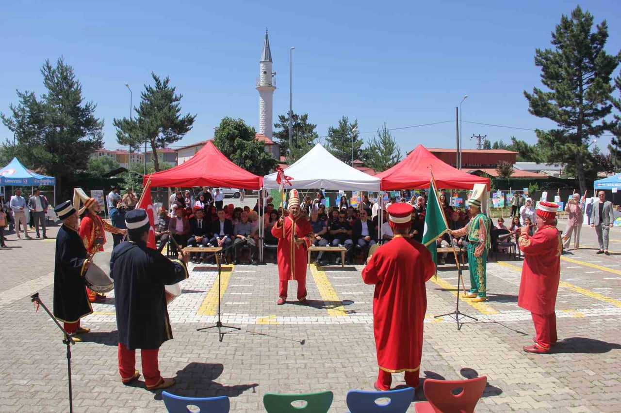 SİVAS'IN ZARA İLÇESİNDE DÜZENLENEN SENE SONU ŞENLİĞİNDE HALK OYUNLARI VE MEHTERAN GÖSTERİSİ...