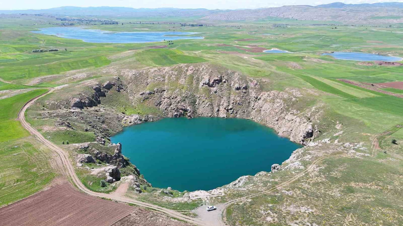 SİVAS'IN ZARA İLÇESİNE BAĞLI CANOVA KÖYÜNDE YER ALAN KIZILÇAN GÖLÜ, DOĞAL GÜZELLİĞİ İLE DİKKAT...
