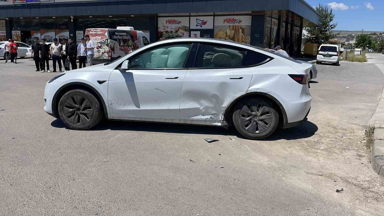 SİVAS'TA İKİ OTOMOBİLİN ÇARPIŞTIĞI TRAFİK KAZASINDA 3 KİŞİ YARALANDI.