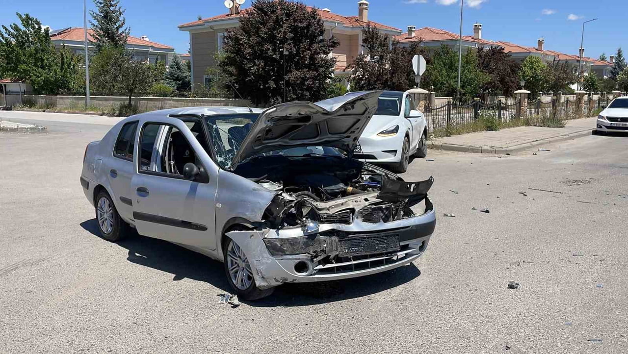 SİVAS'TA İKİ OTOMOBİLİN ÇARPIŞTIĞI TRAFİK KAZASINDA 3 KİŞİ YARALANDI.