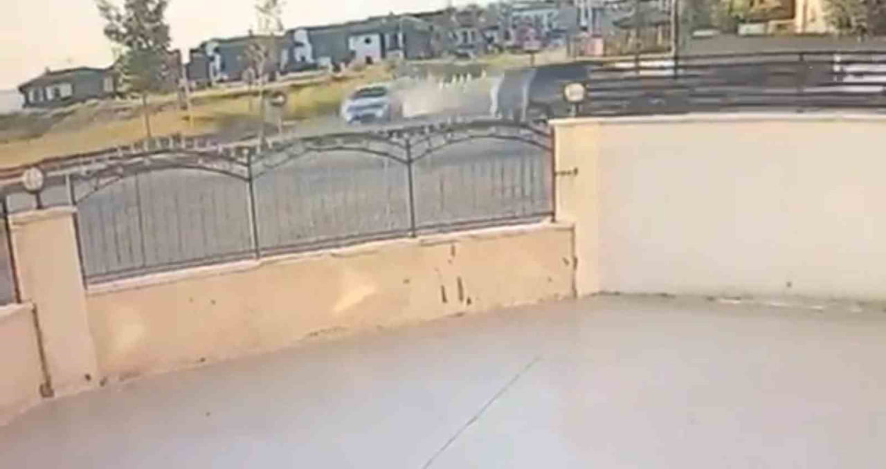 SİVAS'TA KONTROLDEN ÇIKAN OTOMOBİL, SEYİR HALİNDEKİ 5 ARACI TEĞET GEÇTİKTEN SONRA YÖN LEVHASI VE...