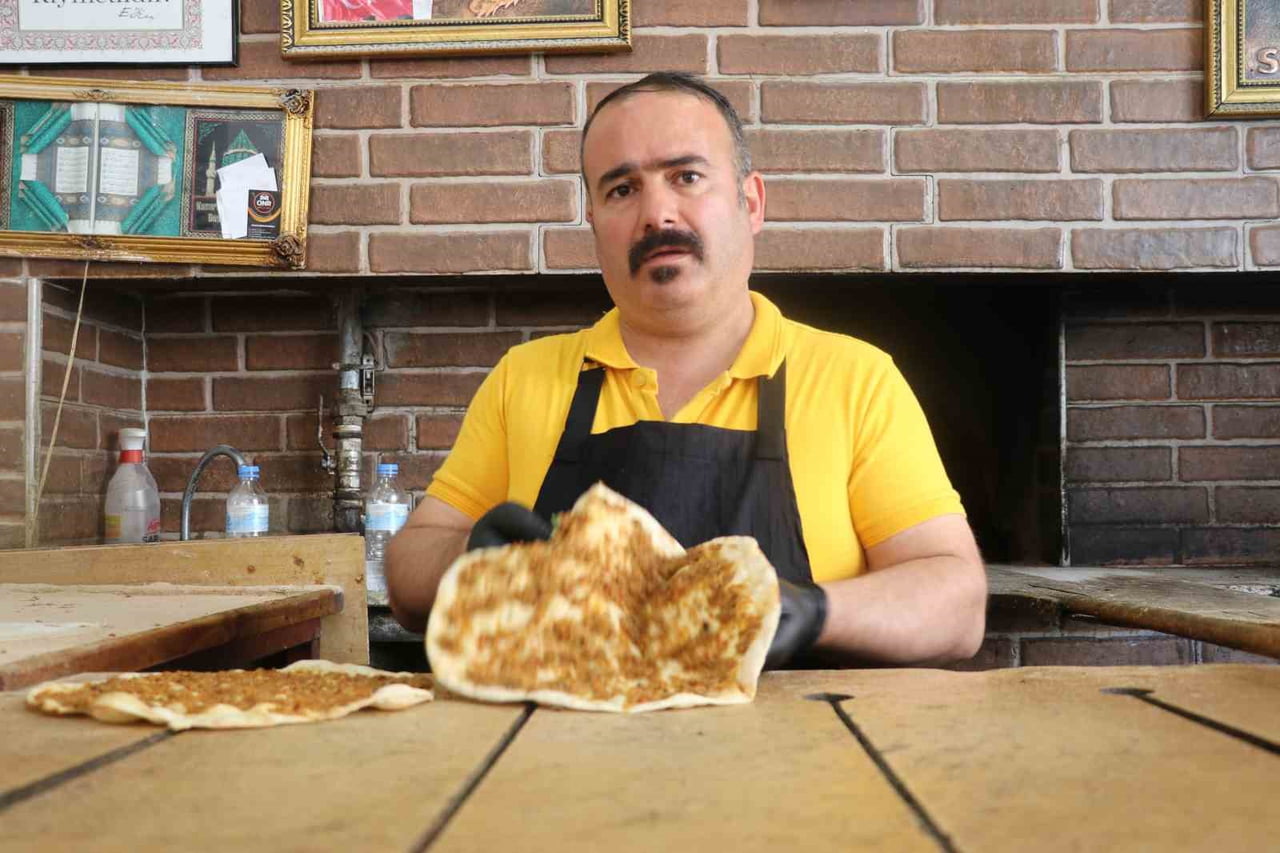 SİVAS'TA SATTIĞI 50 TL'LİK LAHMACUNLA GÜNDEME GELEN SELAHATTİN YAPALI, LAHMACUNUN "50 TL'YE...