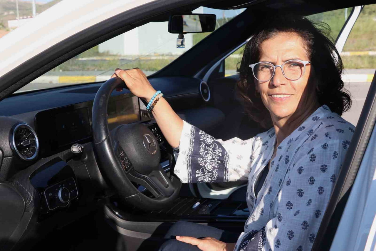 SİVAS'TA YAŞAYAN 56 YAŞINDAKİ EMİNE MURAT, 3 YIL ÖNCE ANNESİNİ KAYBETMESİNİN ARDINDAN MEZAR...
