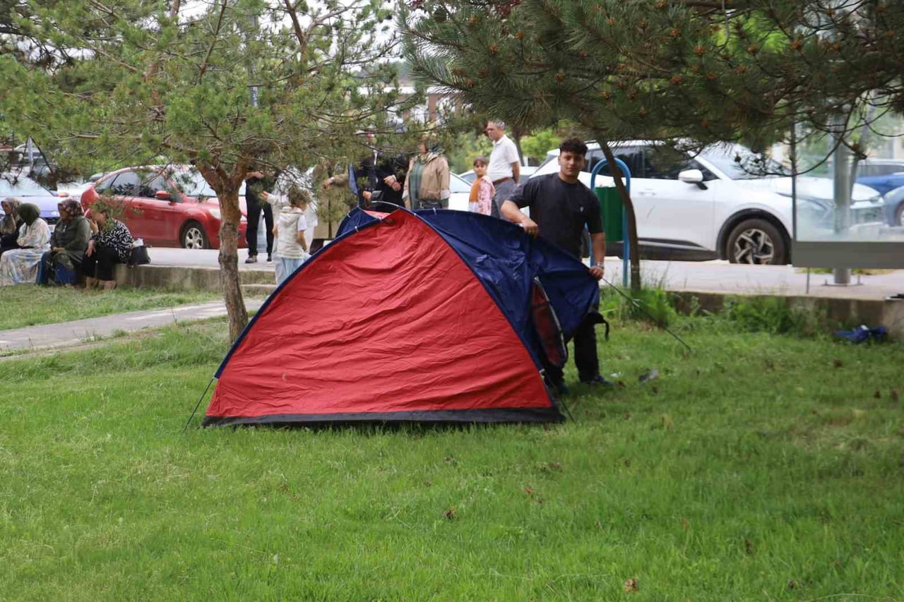 SİVAS'TA YKS'YE GİREN 4 YEĞENİNİ BEKLEYEN TALHA POLAT, OKUL BAHÇESİNE KURDUĞU KAMP ÇADIRIYLA...