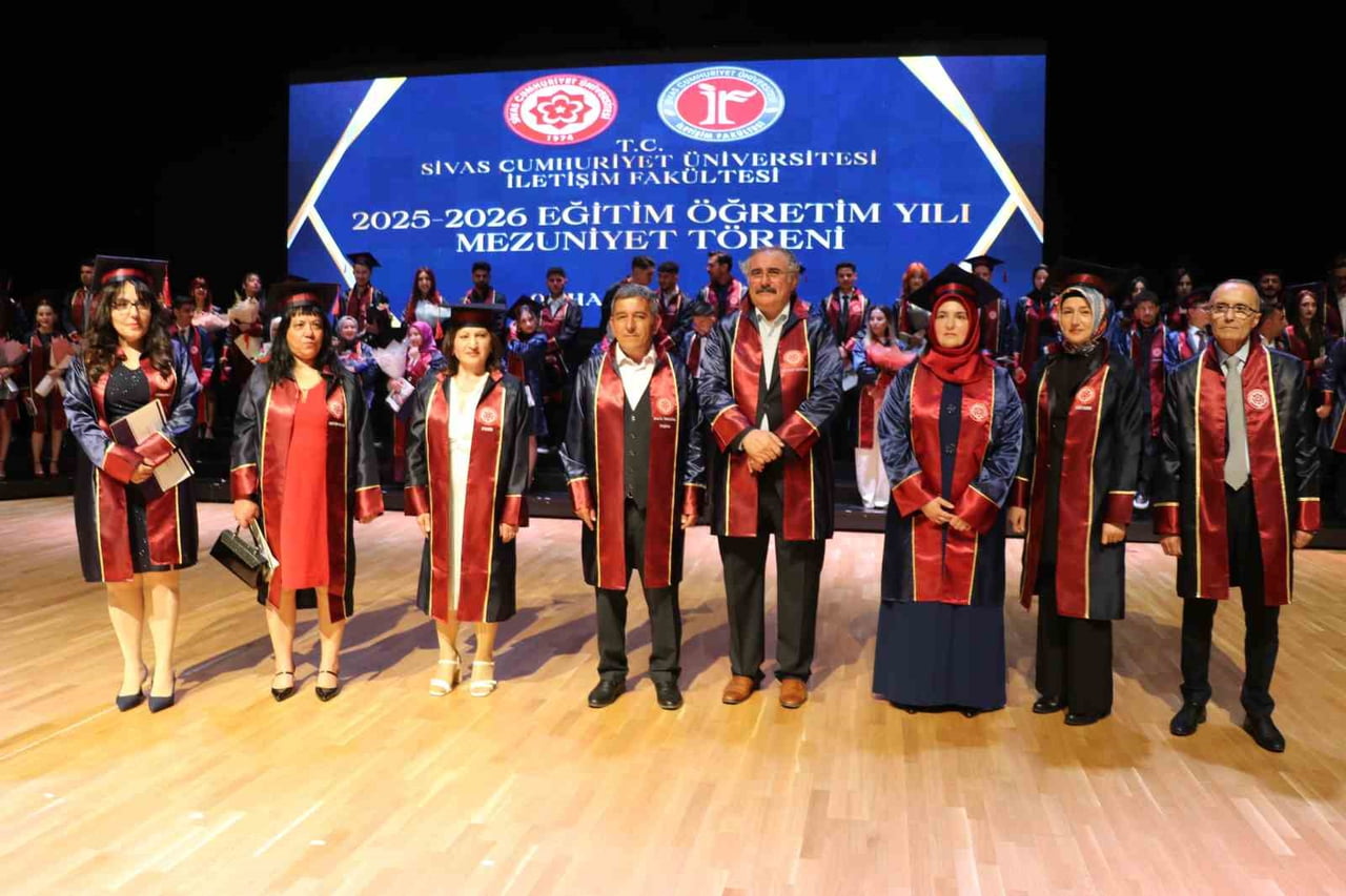 SİVAS CUMHURİYET ÜNİVERSİTESİ İLETİŞİM FAKÜLTESİ MEZUNİYET TÖRENİNDE YAŞLARIYLA DİKKAT ÇEKEN 52...