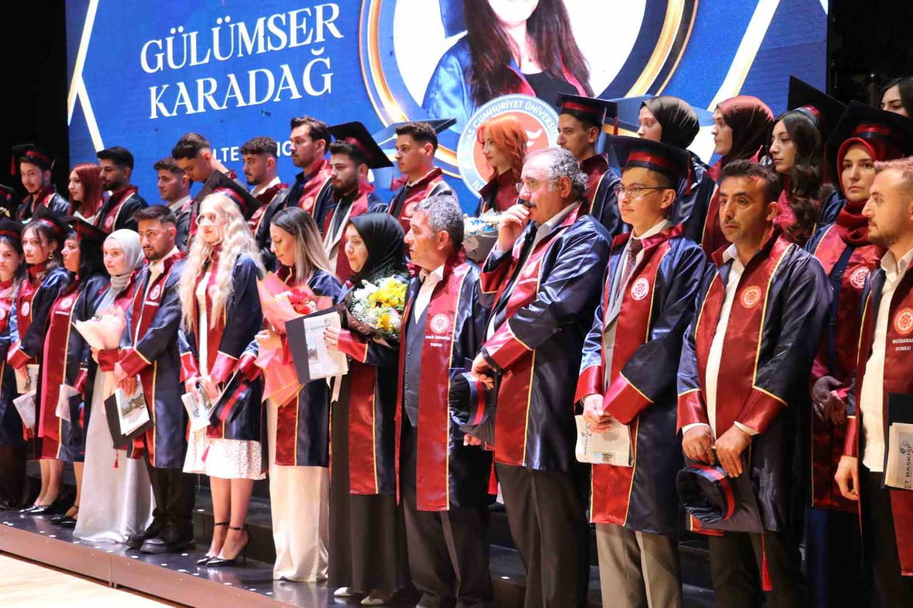 SİVAS CUMHURİYET ÜNİVERSİTESİ İLETİŞİM FAKÜLTESİ ÖĞRENCİLERİ MEZUNİYET HEYECANI YAŞADI. DÜZENLENEN...