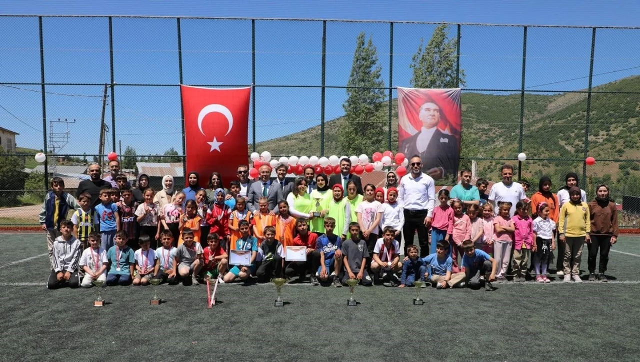 SİVAS GENÇLİK VE SPOR İL MÜDÜRLÜĞÜ, OKUL SPOR FAALİYETLERİNE YOĞUN KATILIM SAĞLAYAN GAZİKÖY ŞEHİT...