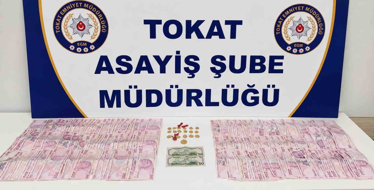 SİVAS HAVALİMANI'NDA YAKALANAN ŞAHISLARIN ÜZERLERİNDE YAPILAN ARAMALARDA YAŞLI KADINDAN ALINAN...