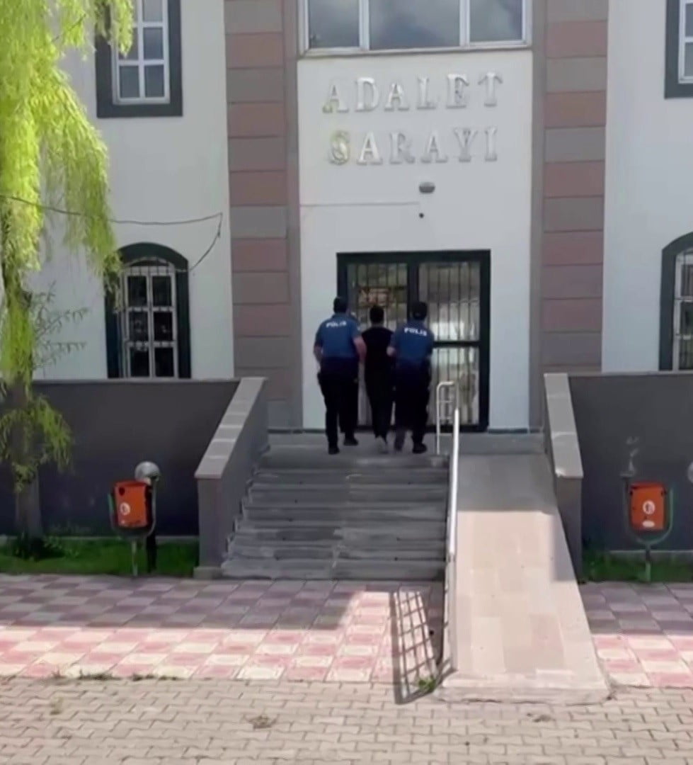 SİVAS’IN GEMEREK İLÇESİNDE HAKKINDA HIRSIZLIK SUÇUNDAN KESİNLEŞMİŞ HAPİS CEZASI BULUNAN ŞAHIS...