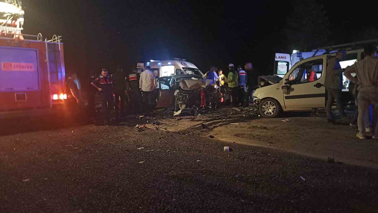 SİVAS’IN GÜRÜN İLÇESİ KONAKPINAR MEVKİSİNDE İKİ ARACIN KAFA KAFAYA ÇARPIŞTIĞI KAZADA 4’Ü AĞIR 8...