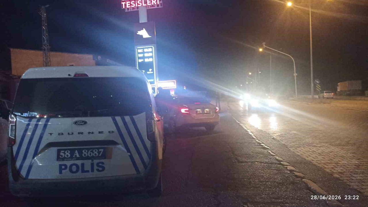 SİVAS’IN GÜRÜN İLÇESİNDE ÇIKAN TARTIŞMA SİLAHLI KAVGAYA DÖNÜŞTÜ. TABANCAYLA VURULAN 1 KİŞİ AĞIR...