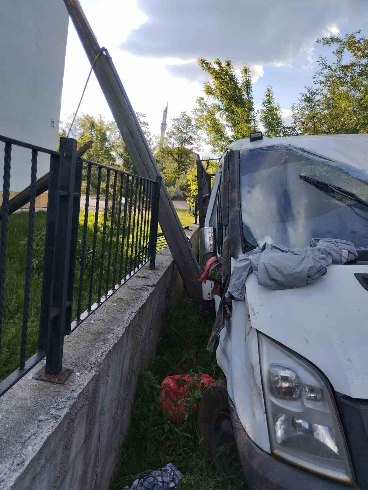 SİVAS’IN KANGAL İLÇESİNDE KAMYONETİN DUVARA ÇARPMASI SONUCU MEYDANA GELEN KAZADA 4 KİŞİ...