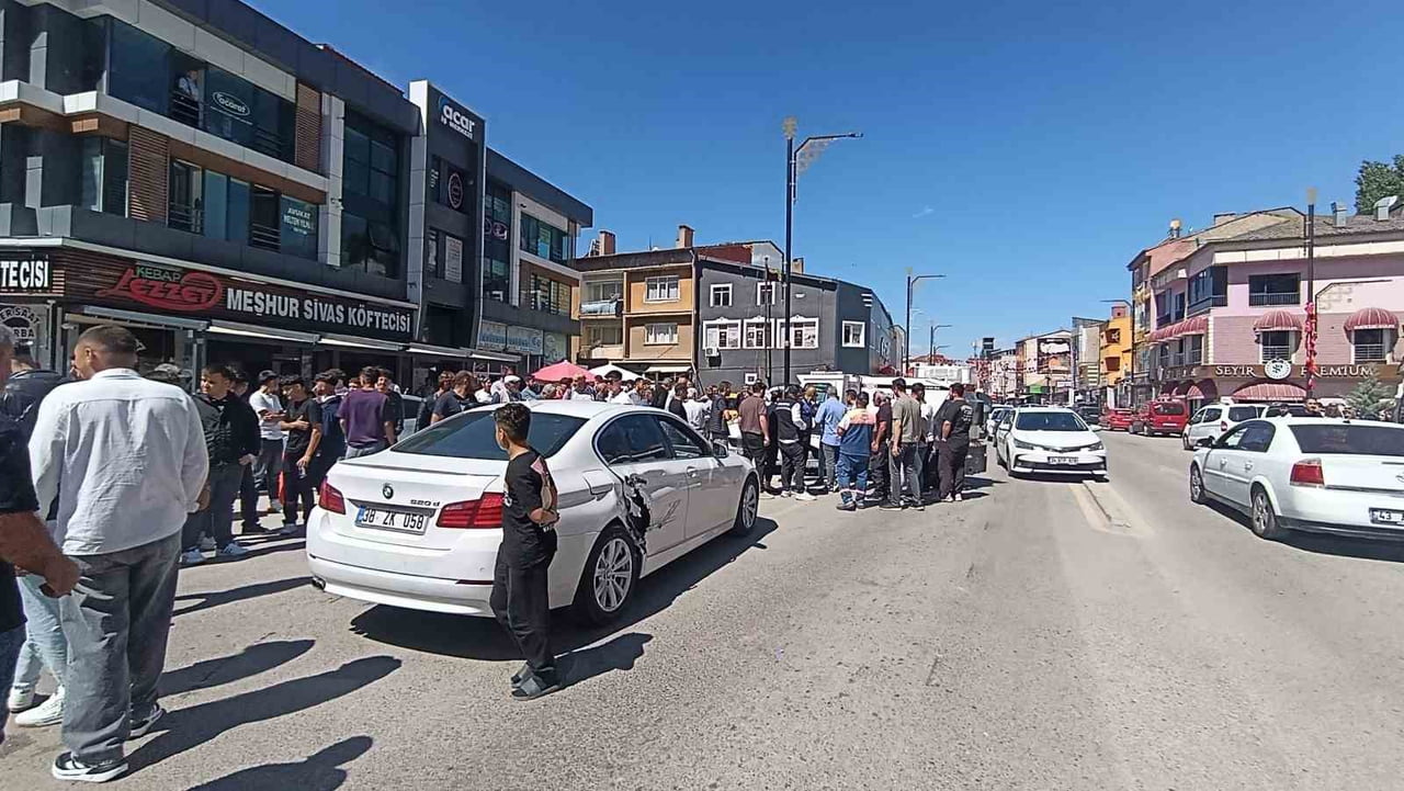 SİVAS’IN ŞARKIŞLA İLÇESİNDE BELEDİYEYE AİT YOL TEMİZLEME ARACI İLE OTOMOBİLİN ÇARPIŞMASI SONUCU 4...