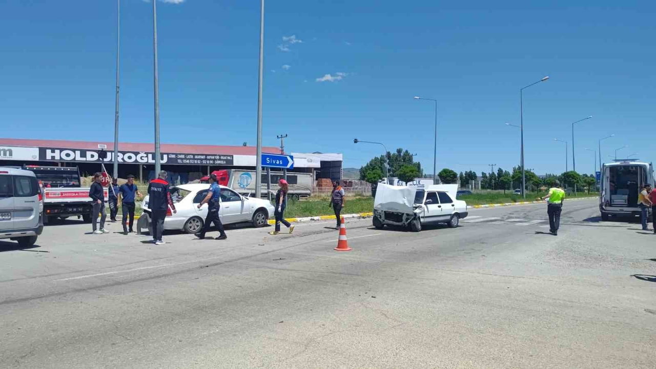 SİVAS’IN ŞARKIŞLA İLÇESİNDE İKİ OTOMOBİLİN KAVŞAKTA ÇARPIŞMASI SONUCU MEYDANA GELEN KAZADA 2 KİŞİ...