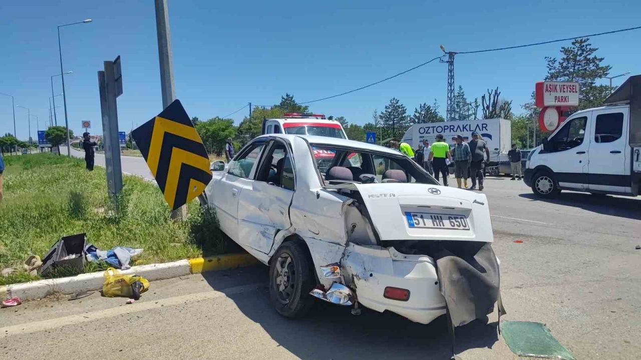 SİVAS’IN ŞARKIŞLA İLÇESİNDE İKİ OTOMOBİLİN KAVŞAKTA ÇARPIŞMASI SONUCU MEYDANA GELEN KAZADA 2 KİŞİ...
