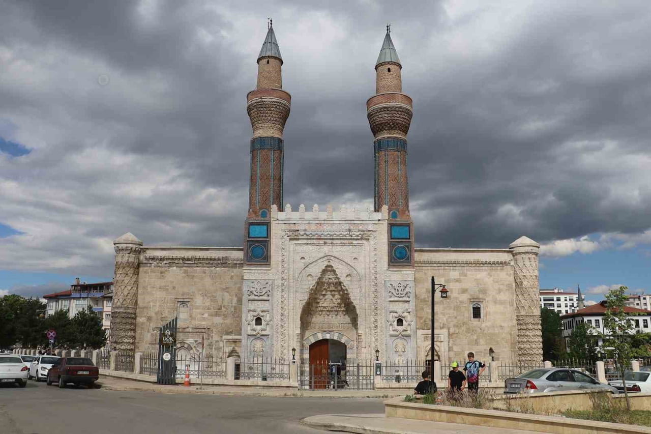 SİVAS’IN SİMGE TARİHİ YAPILARINDAN GÖK MEDRESE, HAFTA SONUNDA ZİYARETÇİ AKININA UĞRADI. 752 YILLIK...