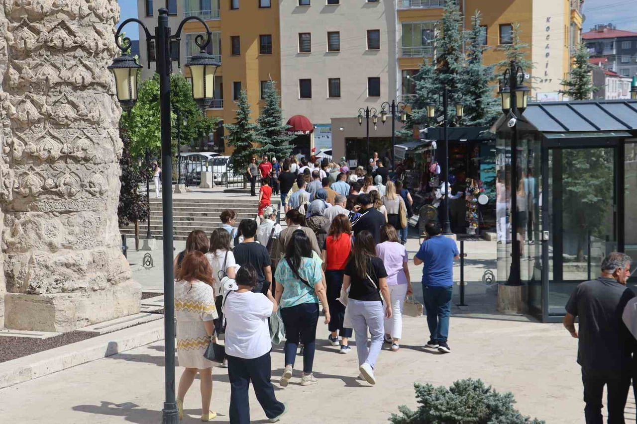 SİVAS’IN SİMGE TARİHİ YAPILARINDAN GÖK MEDRESE, HAFTA SONUNDA ZİYARETÇİ AKININA UĞRADI. 752 YILLIK...