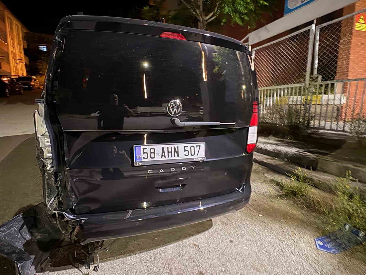 SİVAS’IN SUŞEHRİ İLÇESİNDE HAFİF TİCARİ ARAÇ İLE İKİ OTOMOBİLİN KARIŞTIĞI TRAFİK KAZASINDA 5 KİŞİ...