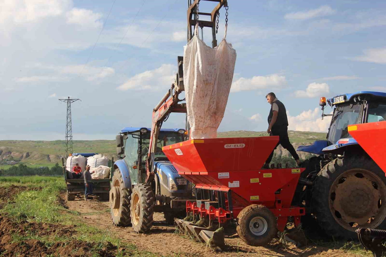 SİVAS’IN ZARA İLÇESİNDE 2026 YILI PATATES EKİM SEZONU BAŞLADI. İLÇE GENELİNDE YAKLAŞIK 15 BİN...