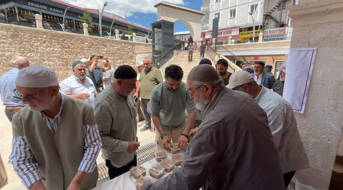 SİVAS MEVLANA KÜLTÜRÜNÜ TANITMA VE YAŞATMA DERNEĞİ, MUHARREM AYI NEDENİYLE AŞURE İKRAMINDA...