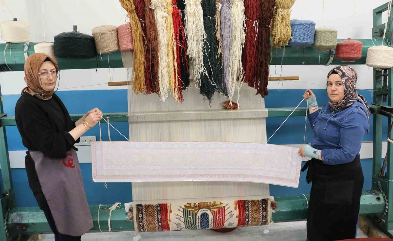 SİVAS OLGUNLAŞMA ENSTİTÜSÜ, 1923 YILINDA DARÜLEYTAM ÖĞRENCİLERİ TARAFINDAN DOKUNARAK TBMM’YE...