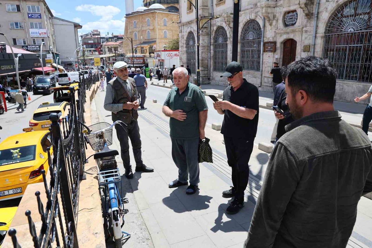 SİVAS ŞEHİR MERKEZİNDE BİR BİSİKLETİN ÜZERİNE OĞUL VEREN ARI SÜRÜSÜ İLGİ ODAĞI OLDU. OĞUL ÖNÜNDE...