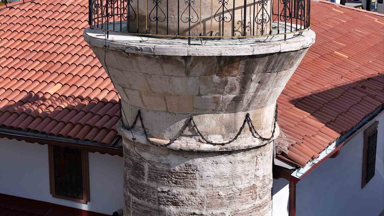 SİVAS’TA 18. YÜZYILDAN GÜNÜMÜZE ULAŞAN ZİNCİRLİ MİNARE CAMİSİ, MİNARESİNDEN SARKAN DEMİR...