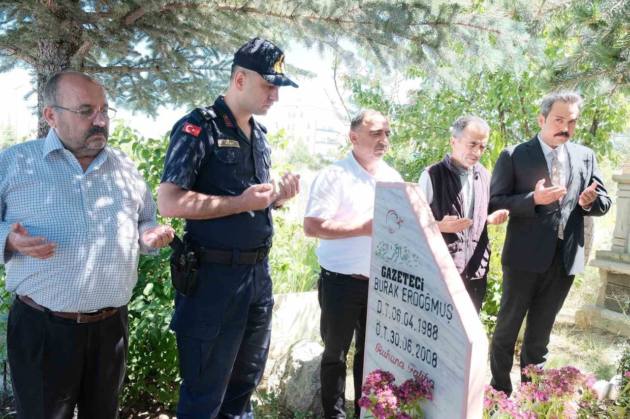 SİVAS’TA 2008 YILINDA GEÇİRDİĞİ TRAFİK KAZASI SONUCU HAYATINI KAYBEDEN GENÇ GAZETECİ BURAK...