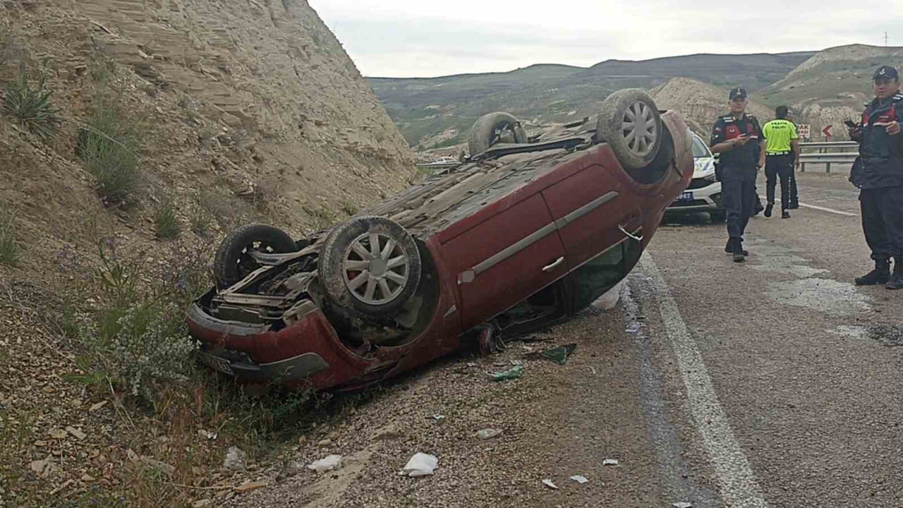 SİVAS’TA BİR OTOMOBİL TAKLA ATTI, KAZADA 2’Sİ AĞIR 3 KİŞİ YARALANDI.
