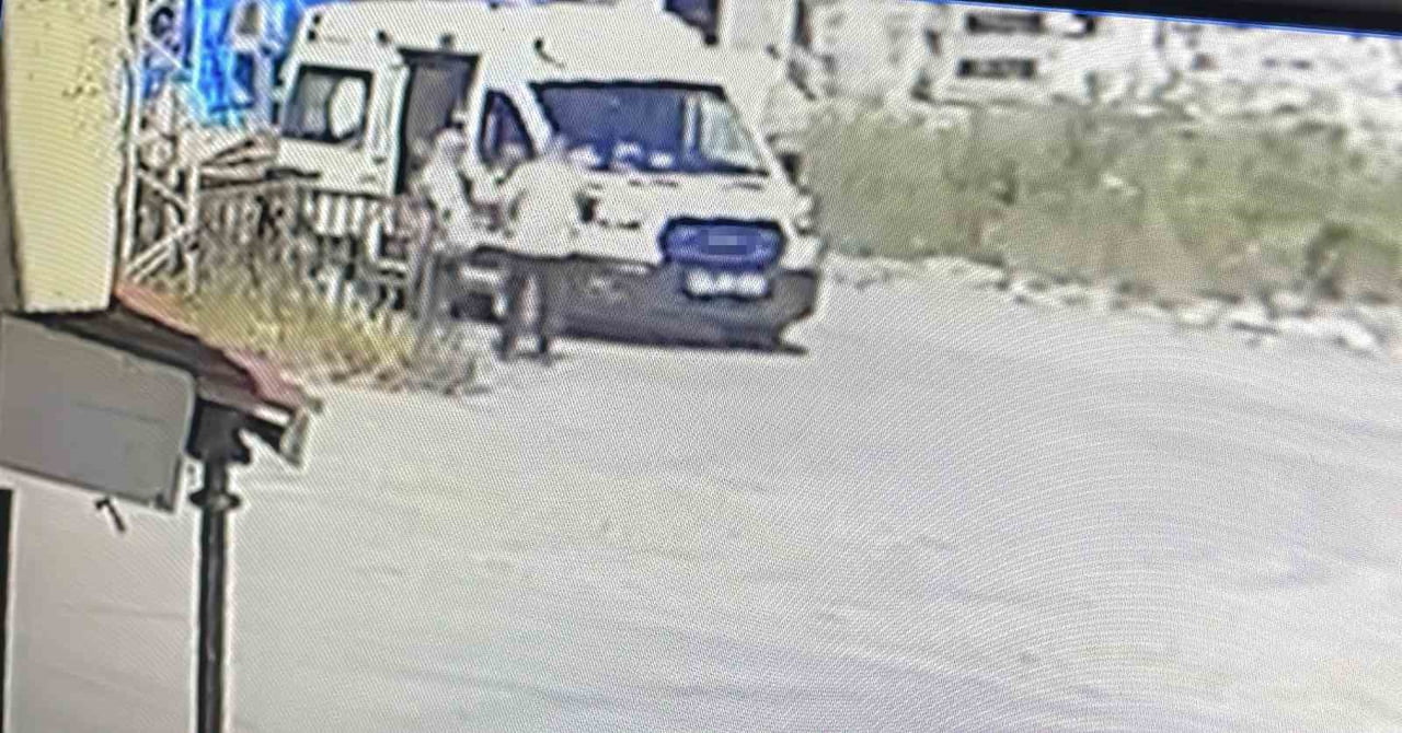 SİVAS’TA CİNNET GETİREN BİR İNŞAAT İŞÇİSİ BALTA İLE 2 İŞÇİ VE DURAKTA OTOBÜS BEKLEYEN BİR KİŞİYİ...