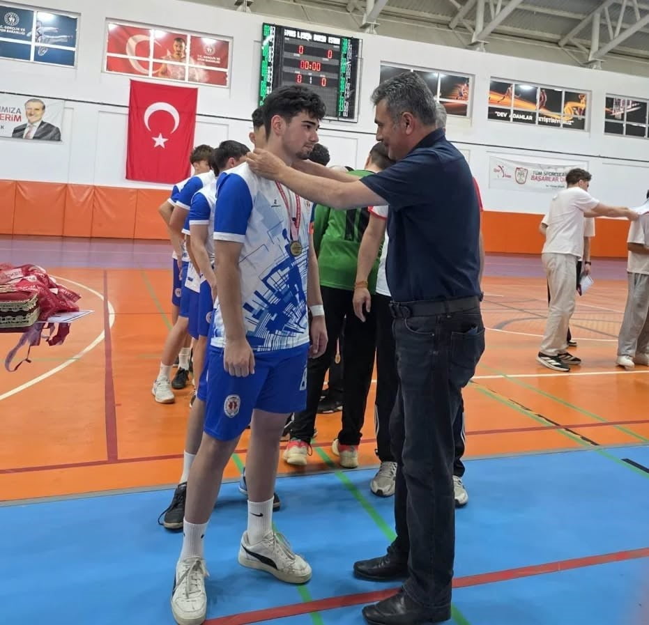 SİVAS’TA DÜZENLENEN GENÇLER B FUTSAL İL BİRİNCİLİĞİ MÜSABAKALARINDA RAKİPLERİNİ GERİDE BIRAKAN...