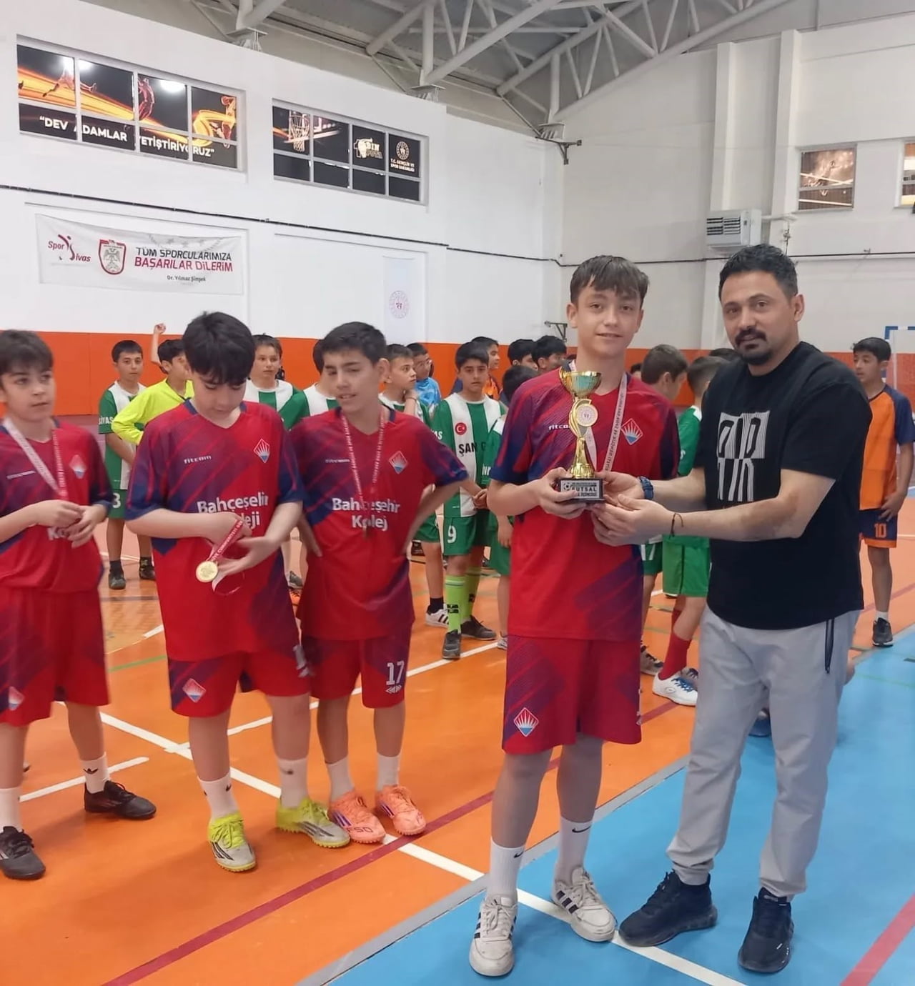 SİVAS’TA DÜZENLENEN KÜÇÜK ERKEKLER FUTSAL MÜSABAKALARI SONA ERDİ.