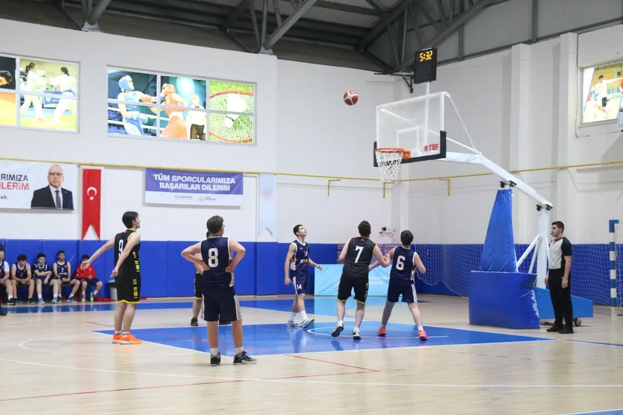 SİVAS’TA DÜZENLENEN OKUL SPORLARI GENÇLER B BASKETBOL İL BİRİNCİLİĞİ MÜSABAKALARINDA GENÇ...
