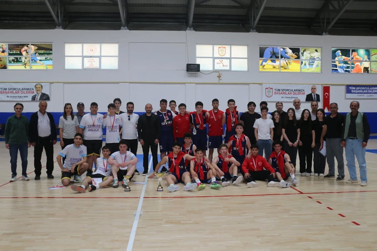 SİVAS’TA DÜZENLENEN OKUL SPORLARI GENÇLER B BASKETBOL İL BİRİNCİLİĞİ MÜSABAKALARINDA GENÇ...