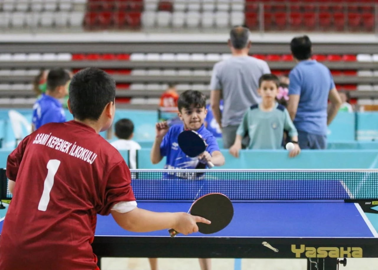 SİVAS’TA DÜZENLENEN OKUL SPORLARI MASA TENİSİ MİNİKLER A-B KIZ-ERKEK MÜSABAKALARINDA 22 TAKIMDAN...