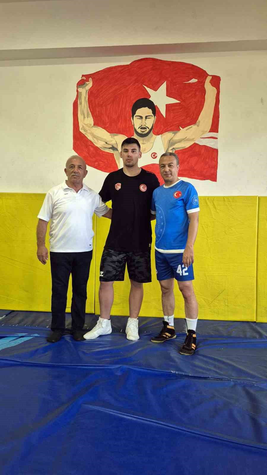 SİVAS’TA DÜZENLENEN U17 TÜRKİYE GÜREŞ ŞAMPİYONASI’NDA ALTIN MADALYA KAZANAN MİLLİ GÜREŞÇİ KAAN EGE...