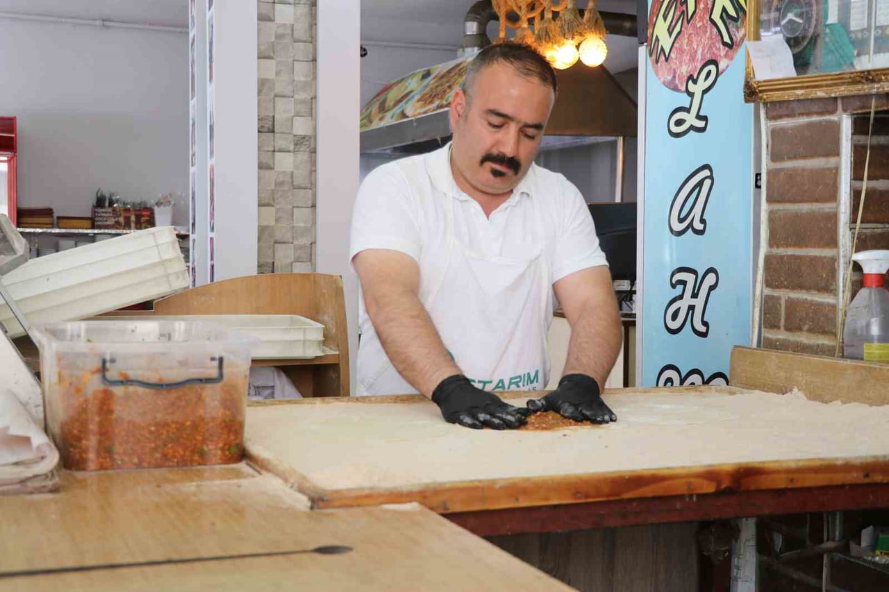SİVAS’TA ESNAF SELAHATTİN YABALI ÜRÜNLERİNDE İNDİRİM YAPTIKTAN SONRA SATIŞLAR KADAR ŞİKAYETLERDE...