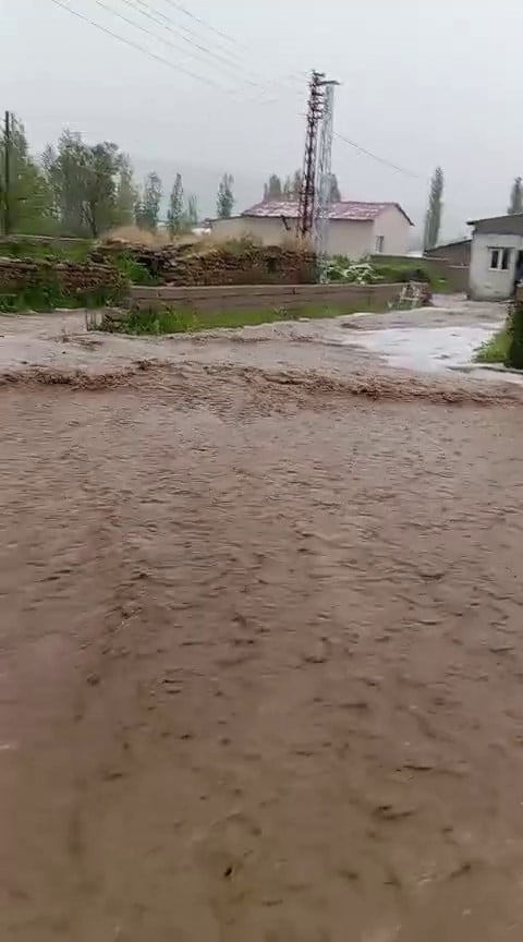SİVAS’TA ETKİLİ OLAN DOLU VE SAĞANAK YAĞIŞ HAYATI OLUMSUZ ETKİLEDİ