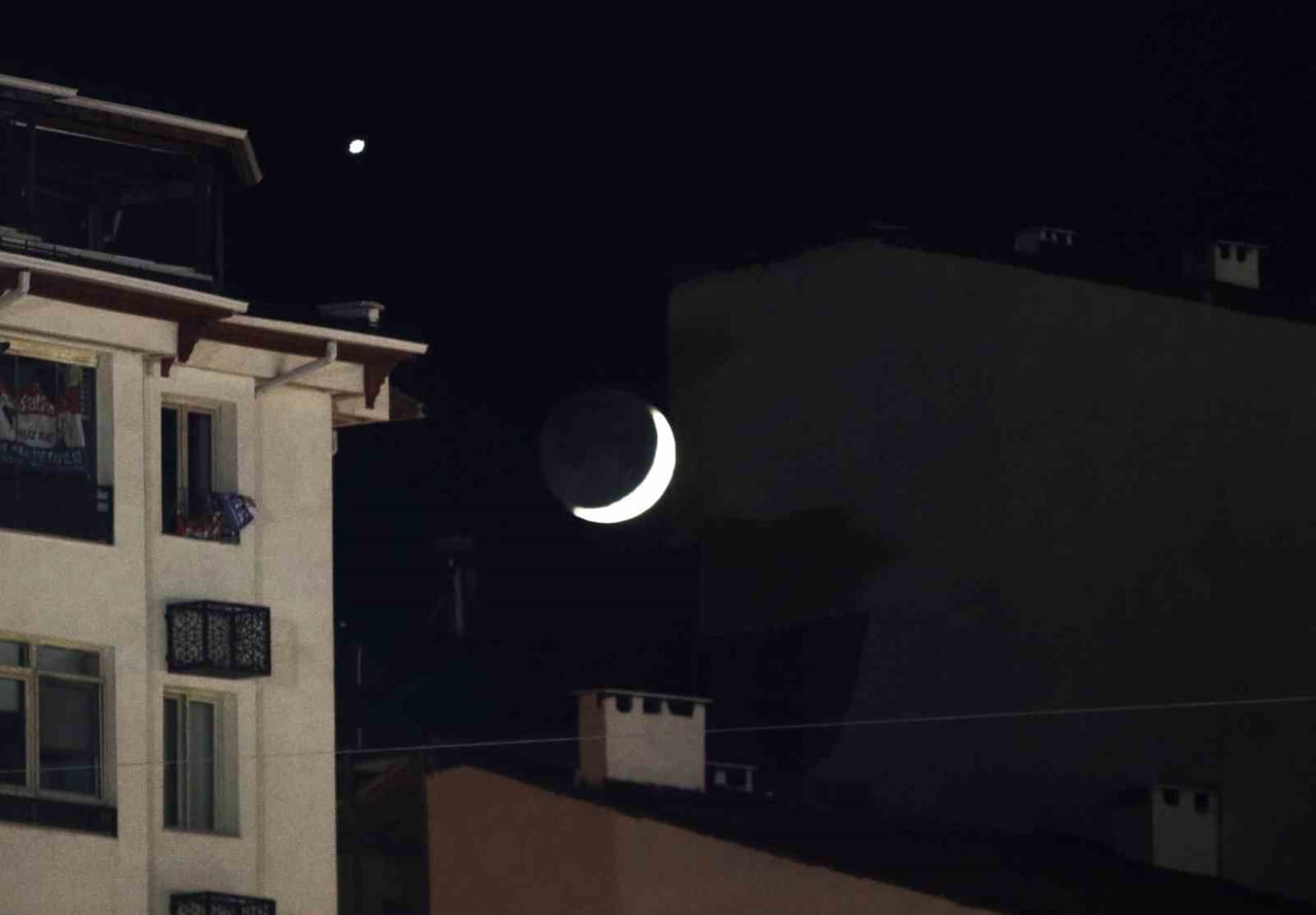 SİVAS’TA GÖKYÜZÜNDE TÜRK BAYRAĞINDAKİ AY-YILDIZI ANDIRAN EŞSİZ BİR GÖRÜNTÜ OLUŞTU. VATANDAŞLARI...