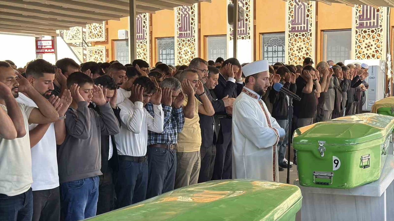 SİVAS’TA İKİ ARACIN KAFA KAFAYA ÇARPIŞTIĞI TRAFİK KAZASINDA ÖLEN ÖZKAN ŞAHİNKAYA VE EŞİ AYŞE...
